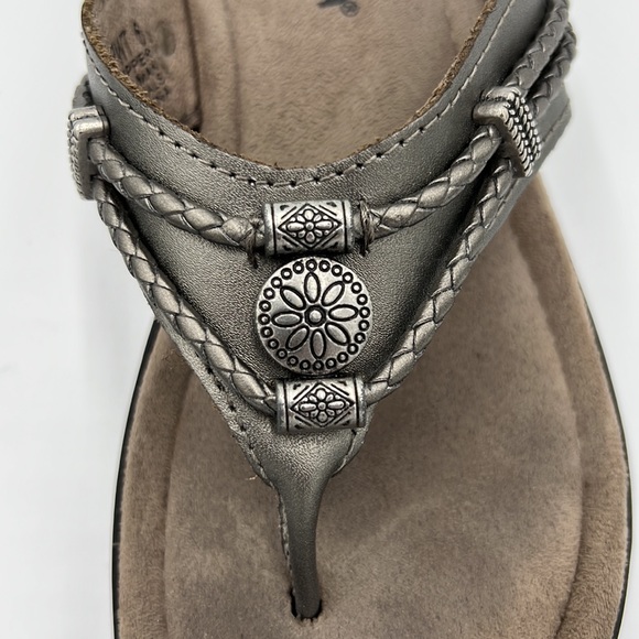 Minnetonka Silver Leather Silverbay Thong Mini Wedge Sandals Size 6 - Picture 3 of 8